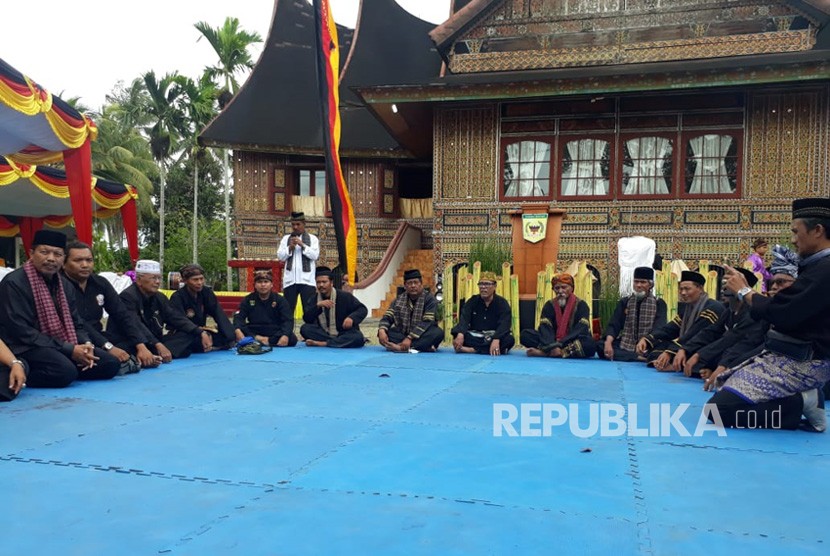 Para tuo silek (guru silat) berkumpul di Pagaruyung, Sumatra Barat dalam acara 'Maestro Silek Minang', Ahad (11/11).