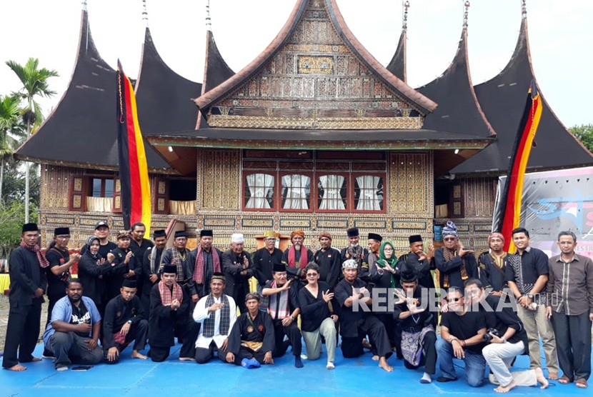 Para tuo silek (guru silat) berkumpul di Pagaruyung, Sumatra Barat dalam acara 'Maestro Silek Minang', Ahad (11/11).