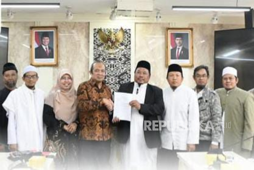 Para ulama dan tokoh masyarakat dari berbagai kabupaten/kota mendatangi DPRD Jabar, menyampaikan penolakan terhadap Keputusan Gubernur No. 445/Kep.306-Dinkes/2025 yang mengubah nama RSUD Al Ihsan menjadi RSUD Welas Asih.
