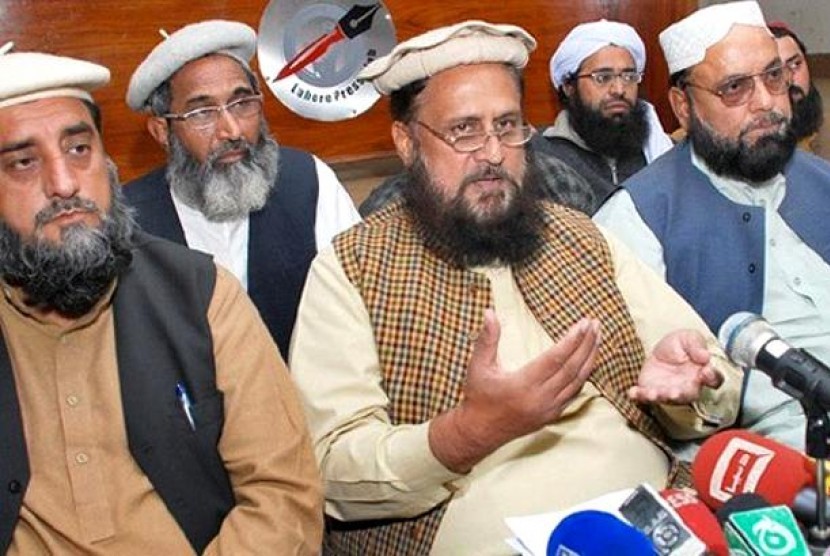 Para ulama dari Dewan Ijtihad Suni, Pakistan, saat mengumumkan fatwa menentang Taliban, Kamis (11/10/2012)
