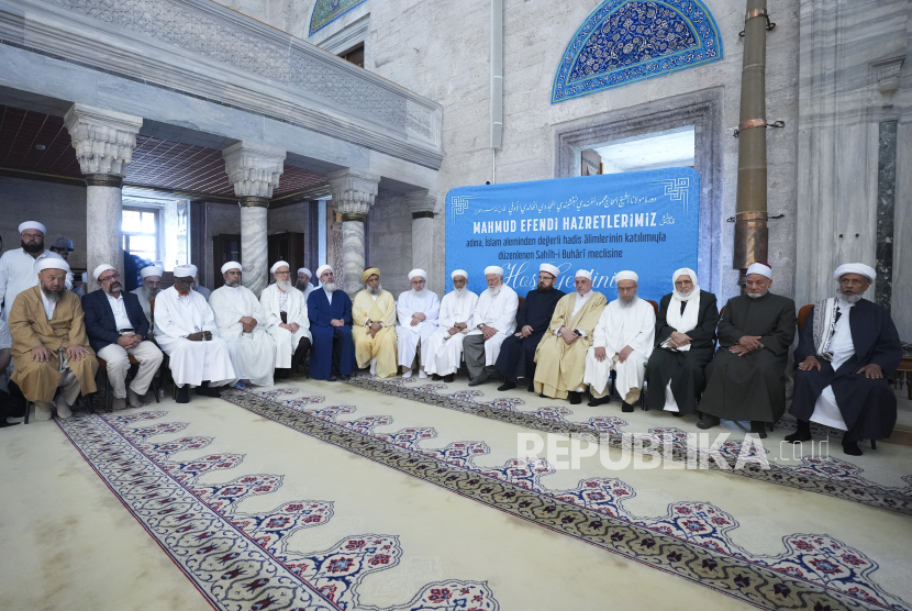 Para ulama mengikuti program Sahih Bukhari di Istanbul, Turki.