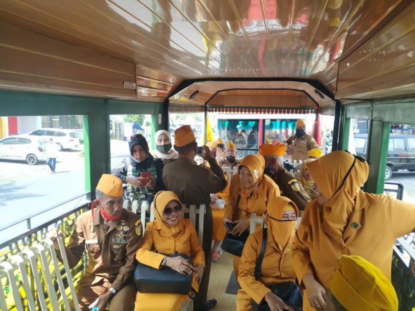 Para veteran berkeliling Kota Tasikmalaya dengan bus wisata Ngulisik, Ahad (23/8). 