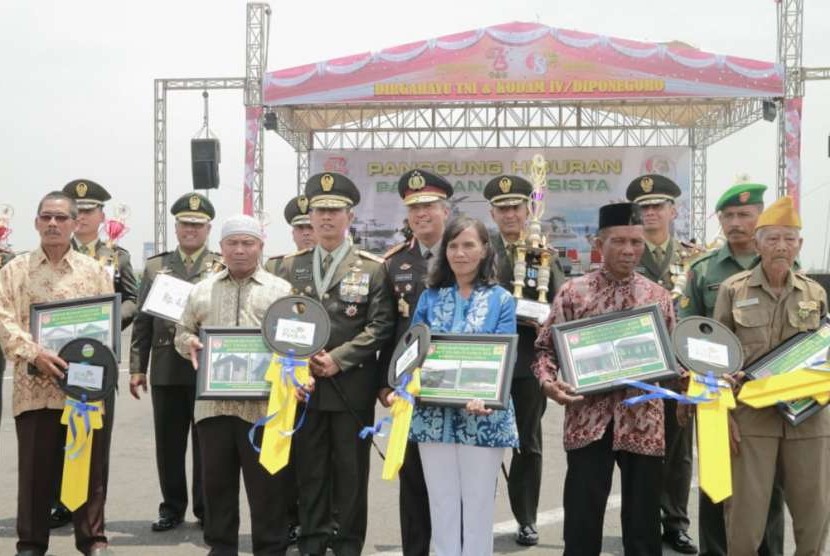 Para veteran dan ahli waris veteran penuang penerima manfaat program bedah rumah PLN pada HUT TNI ke-73, usai menerima secara simbolis di Lanumad Ahmad Yani Semarang, Jumat (5/10). 