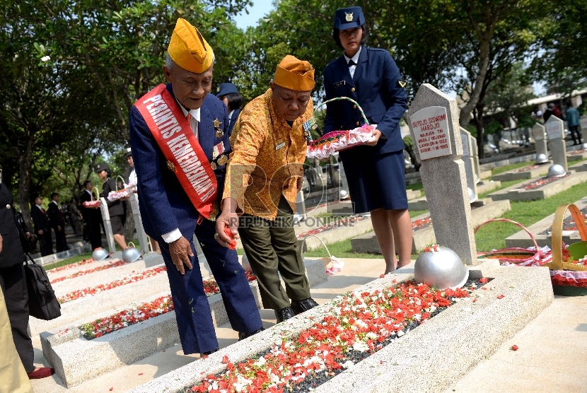 Para veteran perintis kemerdekaan tabur bunga  di TMPN Kalibata, Selasa (10/11).