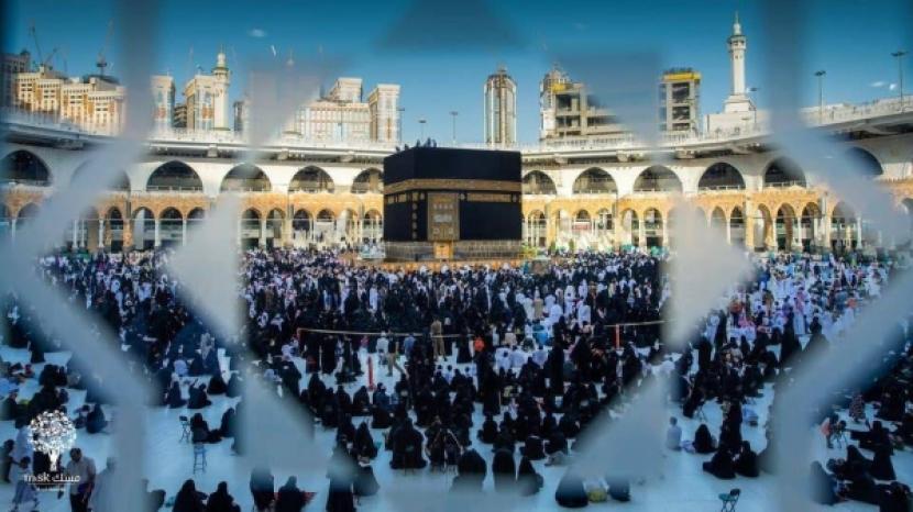 Para wainita Makkah ketika merayakan tradisi Al Khaleef dengan berbondong-bondong melakukan tawaf di Ka