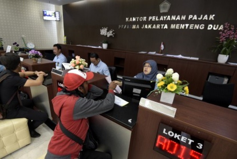 Para wajib pajak melaporkan SPT bulanan di Kantor Pelayanan Pajak Pratama Jakarta Menteng Dua, Jakarta, Rabu (2/12).