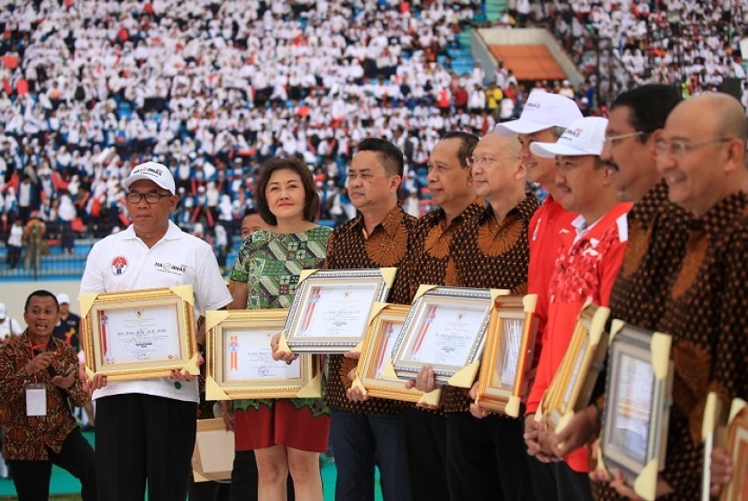 Para wakil perusahaan dan kepala daerah penerima penghargaan dari Kemenpora pada perayaan Haornas 2017, di Magelang, Sabtu (9/9).