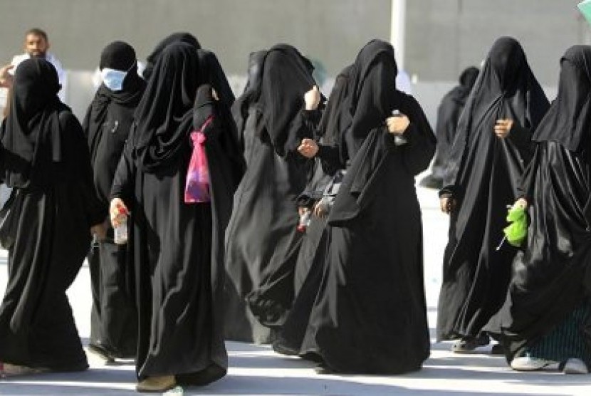 Para wanita Arab Saudi mengenakan abaya. (ilustrasi)