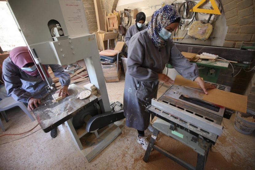 Para wanita Badui di Beit Hanoun, Jalur Gaza menentang tradisi dan memantapkan diri mereka sebagai tukang kayu. Semangat Wanita Gaza Jadi Tukang Kayu Ciptakan Mainan Edukatif