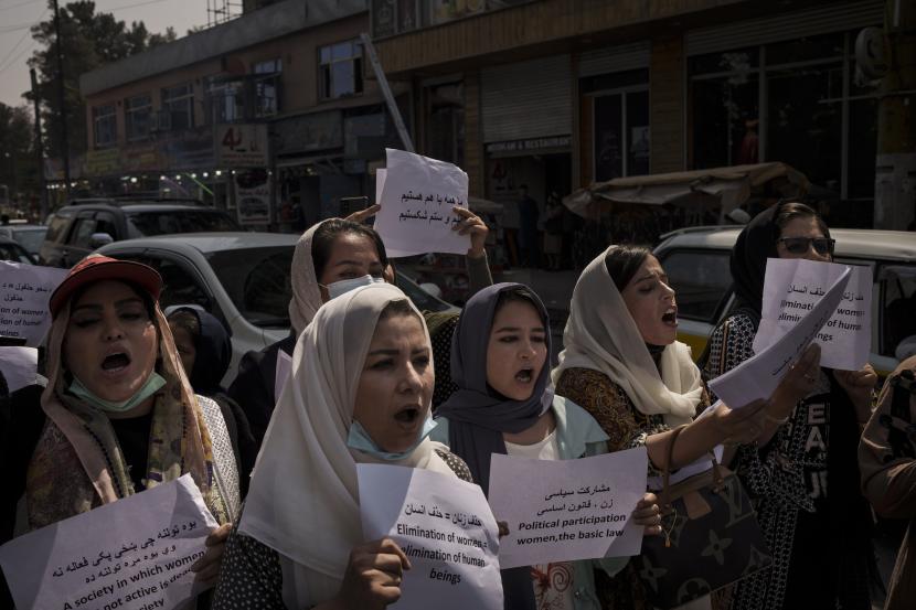 Para wanita berbaris menuntut hak-hak mereka di bawah pemerintahan Taliban selama demonstrasi di dekat bekas gedung Kementerian Urusan Wanita di Kabul, Afghanistan, Minggu, 19 September 2021. 