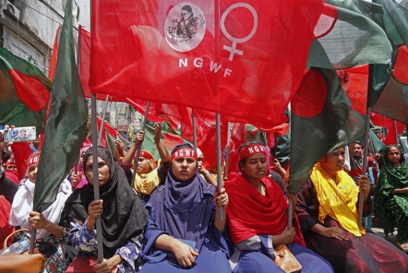 Para wanita di Bangladesh berunjuk rasa memperingati Hari Buruh. Film Made in Bangladesh menawarkan kisah tentang kehidupan pekerja garmen. Ilustrasi.