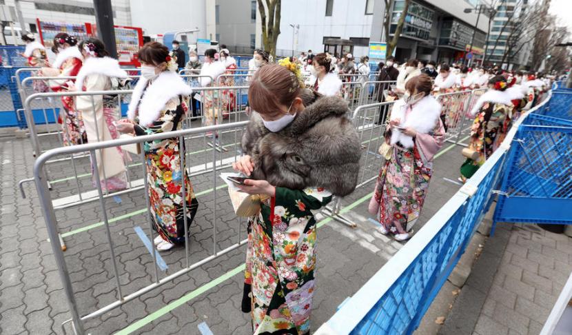 Para wanita muda di Jepang mengenakan kimono dalam perayaan Hari Kedewasaan di Yokohama Arena di Yokohama, Perfektur Kanagawa pada Senin (11/1).