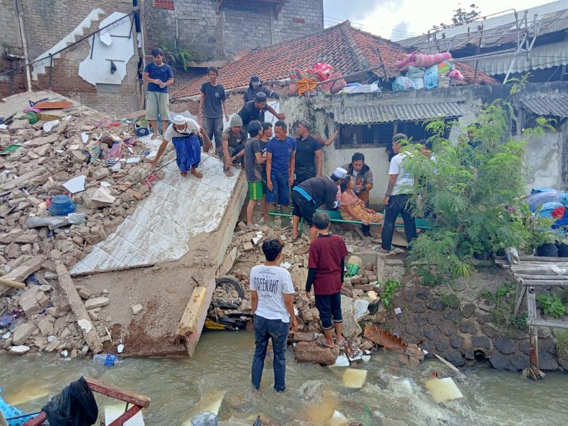 Para warga bahu membahu menyelamatkan korban yang tertimpa bangunan akibat gempa bumi yang mengguncang, Kabupaten Cianjur, Jawa Barat.