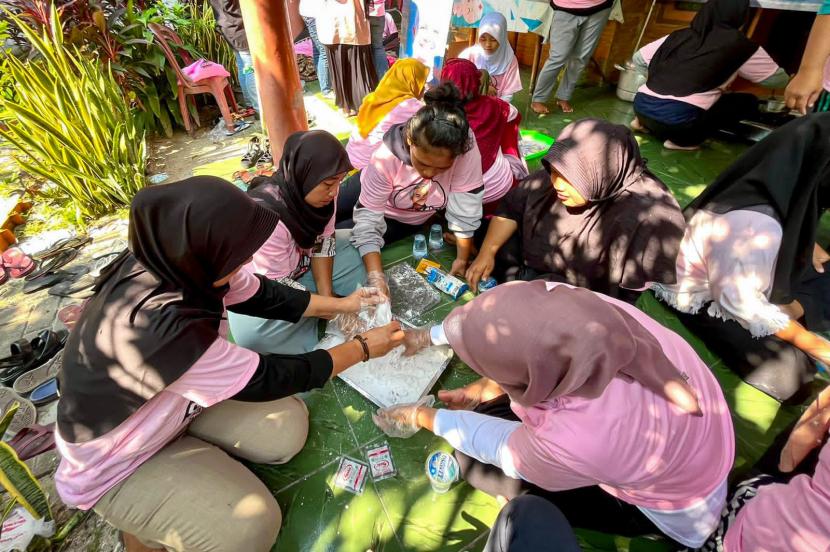 Para warga Kepulauan Seribu diajak melakoni pelatihan pembuatan kerupuk ikan di Pulau Pari, Kepulauan Seribu, DKI Jakarta. 