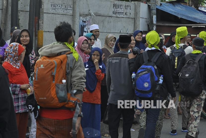 Para warga menyambut rombongan peserta long march dalam aksi Bela Islam 212 Jilid III dari Ciamis yang bejalan kaki di Jalan Jend H. Amir Machmud, Kota Cimahi, Kamis (1/12). 