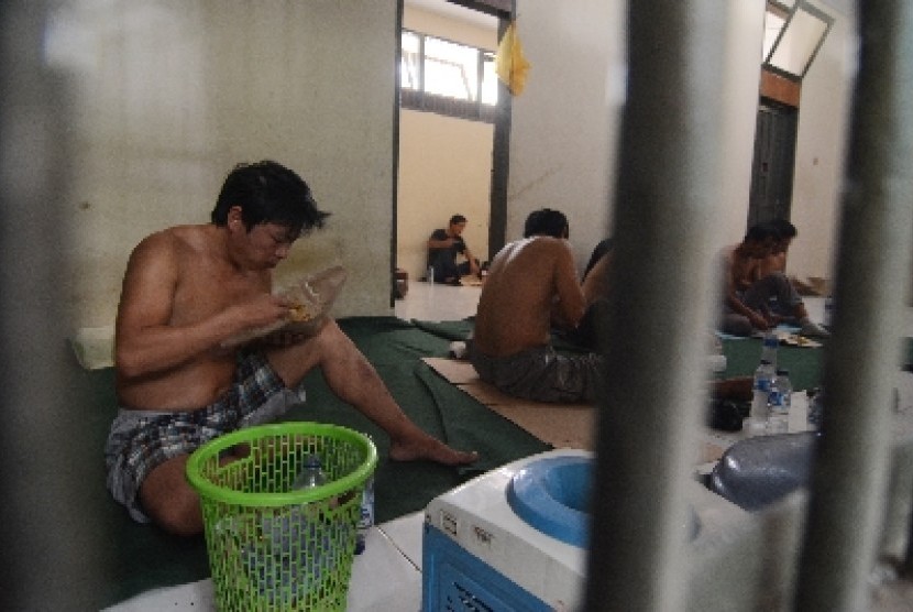 Para warga negara Cina ditangkap di Rumah Detensi Imigrasi Palu, Sulawesi Tengah, Jumat (16/10).
