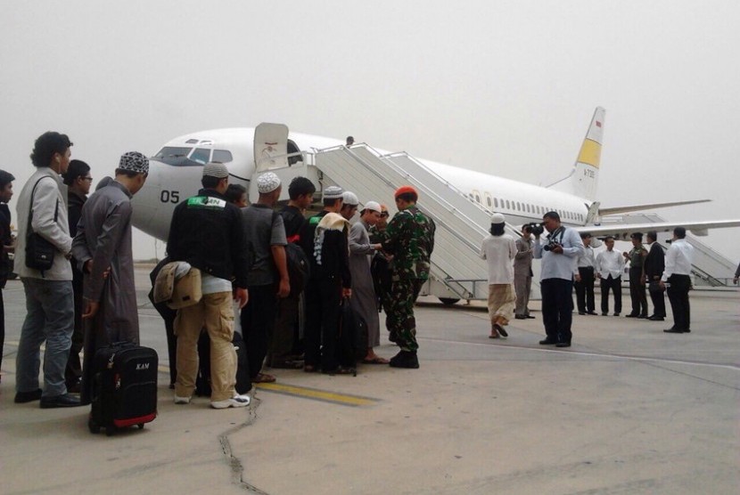 Para Warga Negara Indonesia (WNI) di Yaman, yang akan pulang ke tanah air, disambut anggota Tentara Nasional Indonesia (TNI) yang menjemputnya menggunakan pesawat jenis Boeing 737-400, Rabu (8/4).