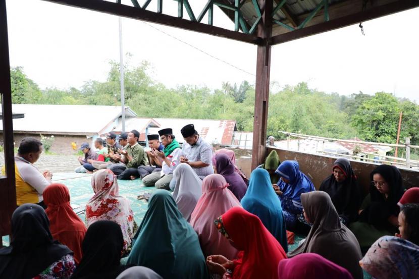 Para warga terdampak banjir bandang Sungai Sembahe, Kecamatan Sibolangit, Kabupaten Deli Serdang, Sumatra Utara menerima bantuan pada Selasa (2/5/2023). 