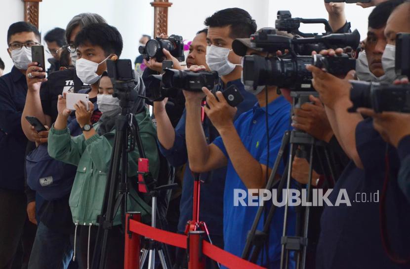 Wartawan menggunakan masker saat meliput konferensi pers terkait perkembangan wabah corona atau Covid-19 