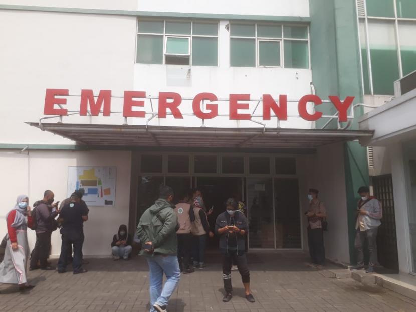 Para wartawan sedang menunggu di IGD Rumah Sakit Muhammadiyah Kota Bandung, Jumat (10/12). Wali Kota Bandung Oded M Danial meninggal dunia diduga terkena serangan jantung. 