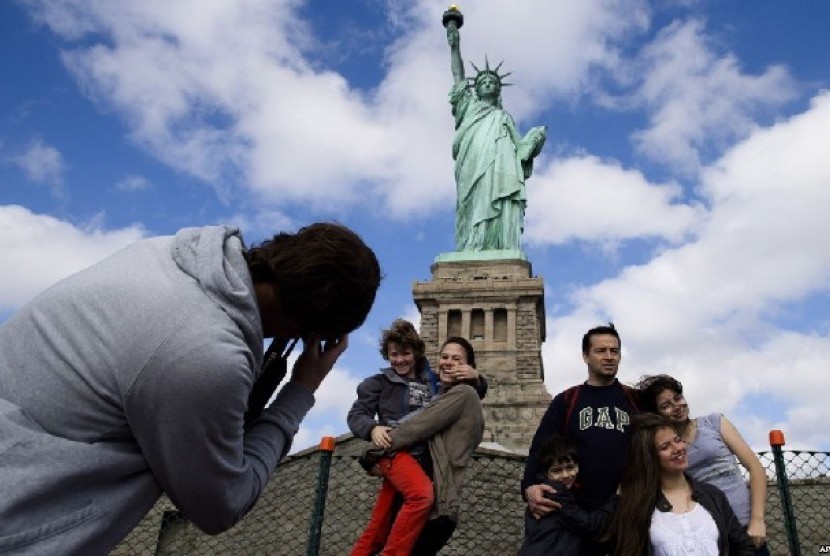 Para wisatawan yang mengunjungi New York hari Ahad (13/10), bisa kembali berkunjung ke komplek Patung Liberty yang kembali dibuka. 