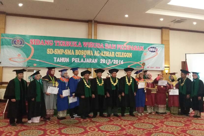 Para wisudawan Sekolah Bosowa Al Azhar Cilegon tahun ajaran 2015/2016 berfoto bersama dengan Ketua Yayasan Bosowa Bina Insani  dan kepala SD, SMP dan SMA Bosowa Al Azhar Cilegon.