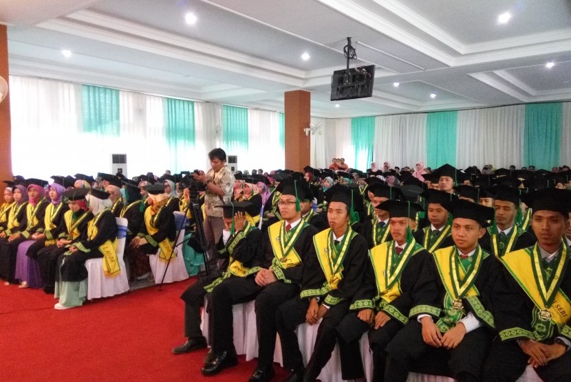 Para wisudawan STEI SEBI ke-11 yang dilantik, Sabtu (26/11).