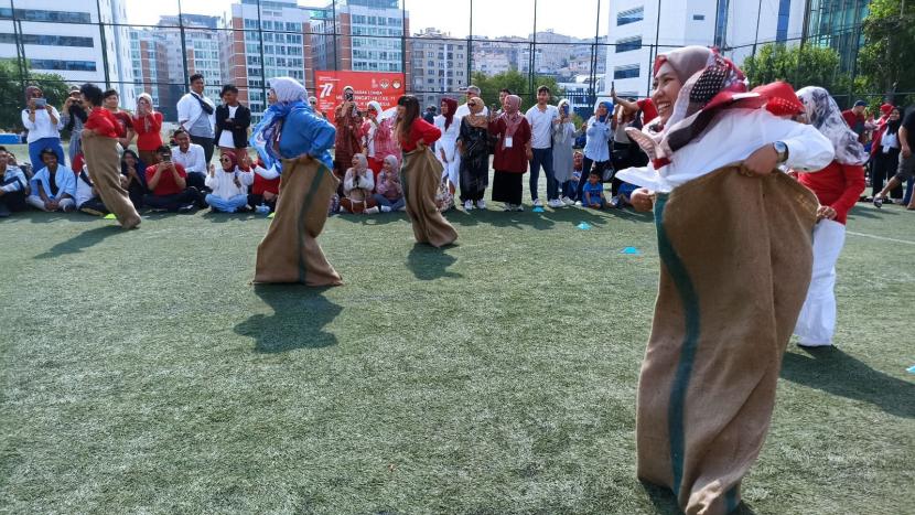 Para WNI mengikuti lombadan berbagai permainan tradisional Indonesia di Istanbul dan Kawasan Marmara, Turki, Kamis (18/8/2022). Sejak sepekan, Konsulat Jenderal (KJRI) Istanbul menggelar rangkaian acara dalam memperingati HUT ke-77 RI.