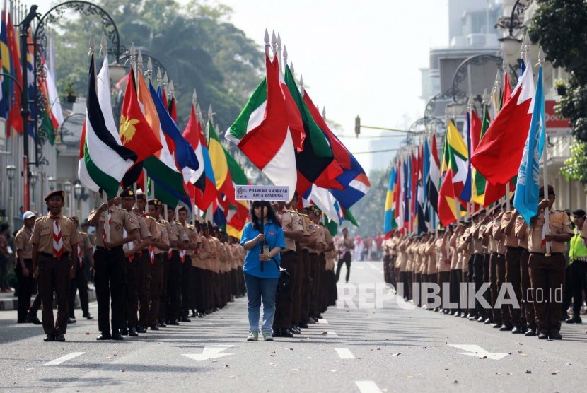 Parade Asia Afrika pada peringatan ke-61 Tahun KAA melibatkan sekitar lima ribu peserta yang terdiri dari relawan sahabat museum, mahasiswa Internasional asal Asia dan Afrika, aktivis budaya, dan anak-anak, Jl Asia Afrika, Kota Bandung, Ahad (17/4).