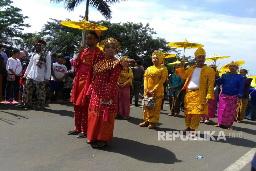 Parade budaya dan atraksi kesenian meriahkan pawai HUT ke-20 Kota Bekasi, Ahad (12/3).