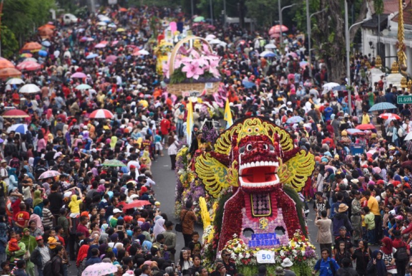 Parade budaya dan bunga di Surabaya pada 2015.