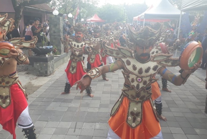 Parade Budaya Lima Gunung memeriahkan acara Friendship Run, Borobudur Marathon 2018 Powered by Bank Jateng, yang dihelat di kompleks Candi Pawon, Wanurejo, Desa Borobudur, Kecamatan Mungkid, Kabupaten Magelang, Jawa Tengah, Sabtu (17/11). 