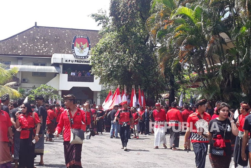 Parade budaya mewarnai perjalanan I Wayan Koster dan Tjokorda Oka Artha Ardana Sukawati alias Cok Ace ke Kantor Komisi Pemilihan Umum (KPU) Provinsi Bali di Jalan Cok Agung Tresna, Denpasar, Senin (8/1). Keduanya merupakan pasangan calon gubernur dan wakil gubernur yang akan berlaga di Pemilihan Kepala Daerah (Pilkada) Provinsi Bali 2018.