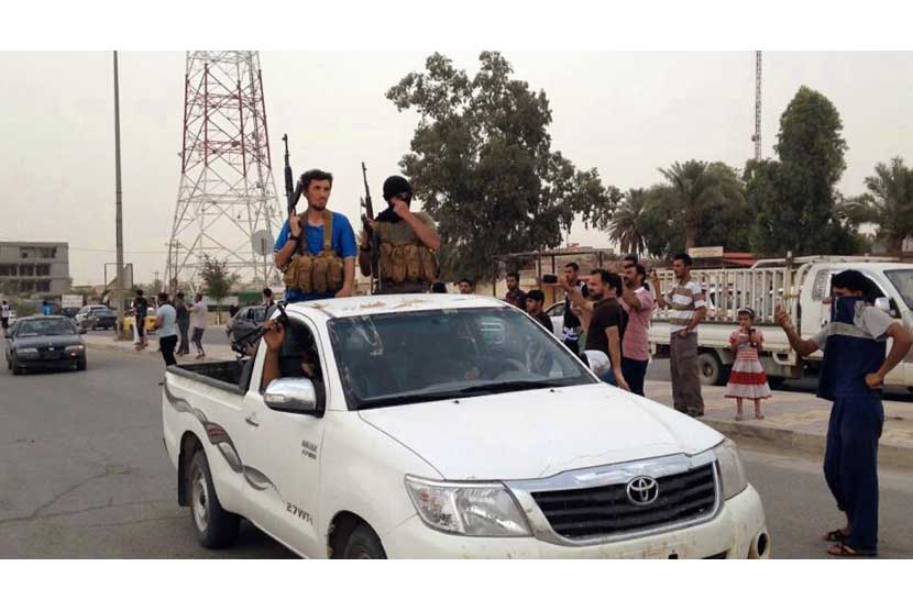 Parade gerilyawan ISIS di kota Beiji, 250 kilometer utara kota Baghdad.