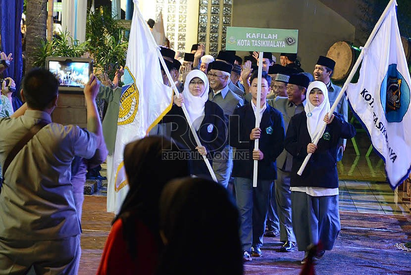   Parade kafilah perwakilan dari berbagai daerah pada pembukaan Seleksi Tilawatil Quran (STQ) XIII tingkat Jabar di Gedung Pusdai,Bandung,Ahad (7/4).   (Republika/Edi Yusuf)