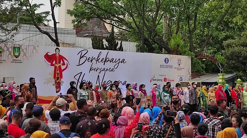 Parade kebaya bersama Ibu Negara, Iriana Jokowi, dan Wury Ma'ruf Amin.