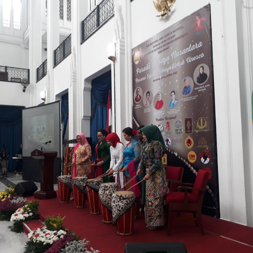 Parade Kebaya Nusantara dibuka oleh Wakil Ketua DPRD Ineu Purwadewi Sundari, di Gedung Sate, Ahad (13/11).