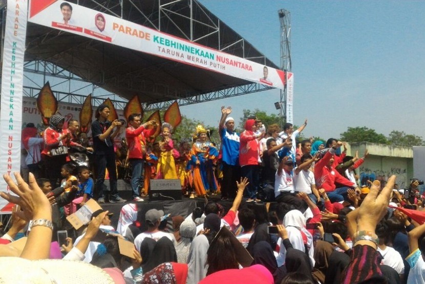 Parade Kebhinekaan Nusantara di Jalan Raya Perumnas 2, Kecamatan Parungpanjang, Kabupaten Bogor, Ahad (27/8).