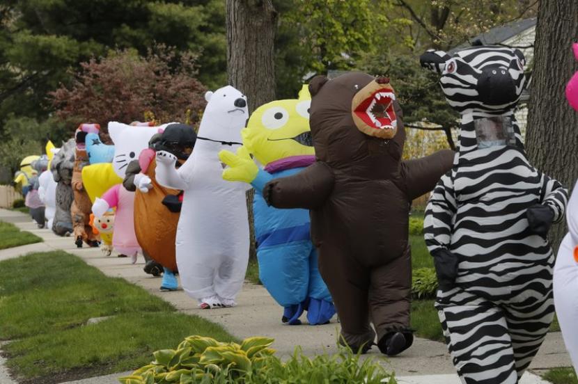 Parade kostum menghibur warga yang dikarantina di Detroid, Amerika Serikat.
