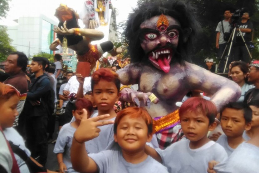 Parade Ogoh-Ogoh di Mataram.