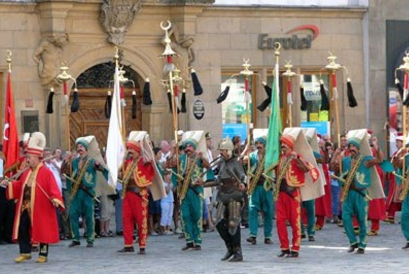 Parade pasukan Janissari (ilustrasi). Pasukan elite Ottoman Turki Janissari dibekali dengan persenjataan pilihan 