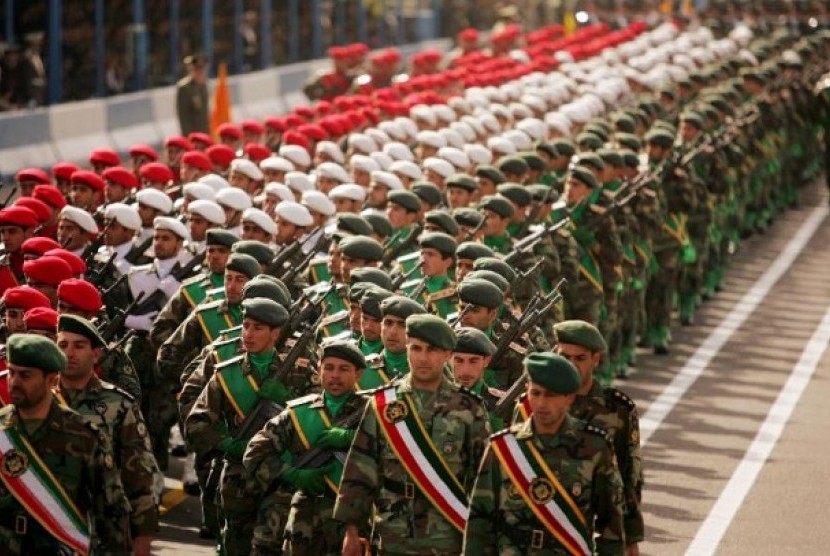 Bukan Senjata, Ini Doktrin Pertahanan Bagi Rakyat Iran. Foto: Parade tentara di Hari Tentara Nasional Iran