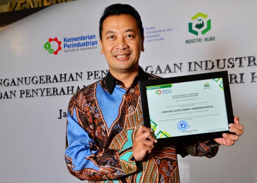 Paradise Batik berhasil mendapatkan Sertifikat Industri Hijau dari Kementerian Perindustrian.