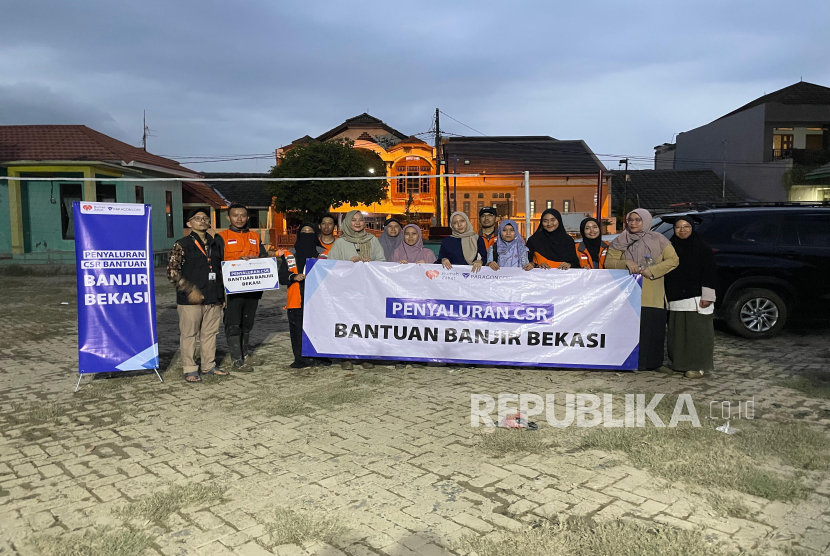 Paragon bersama Rumah Zakat membagikan paket makanan berbuka kepada warga terdampak banjir di Duren Jaya, Kota Bekasi.