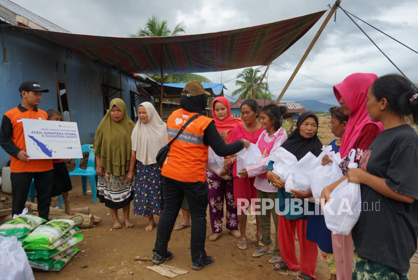 Paragon Corp Bersama Rumah Zakat Salurkan Bantuan untuk Korban Banjir Bandang di Tapanuli Tengah