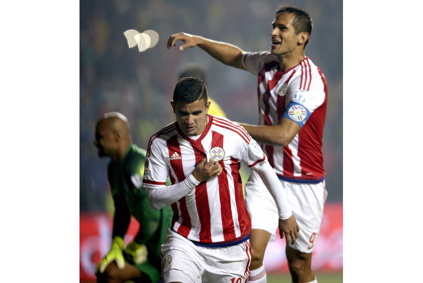 Paraguay's Derlis Gonzalez (L) celebrates with Roque Santa Cruz after scoring a penalty kick during the Copa America 2015 quarter-final soccer match between Brazil and Paraguay, at Estadio Municipal Alcaldesa Ester Roa Rebolledo in Concepcion, Chile, 27 Ju