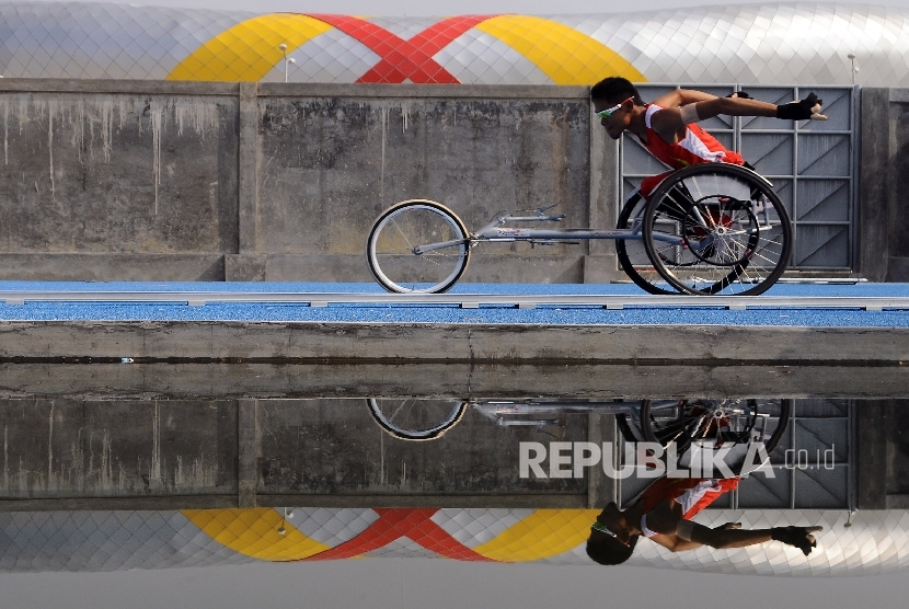 Paralimpian Jawa Tengah, Akhmad Saidah saat berlomba pada Papernas XIV 2012 di Pekanbaru, Riau. Papernas kembali digelar pada 15-24 Oktober 2016 di Jawa Barat.