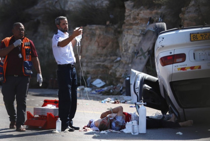 Paramedis Israel mengobati tentara Israel yang ditabrak warga.