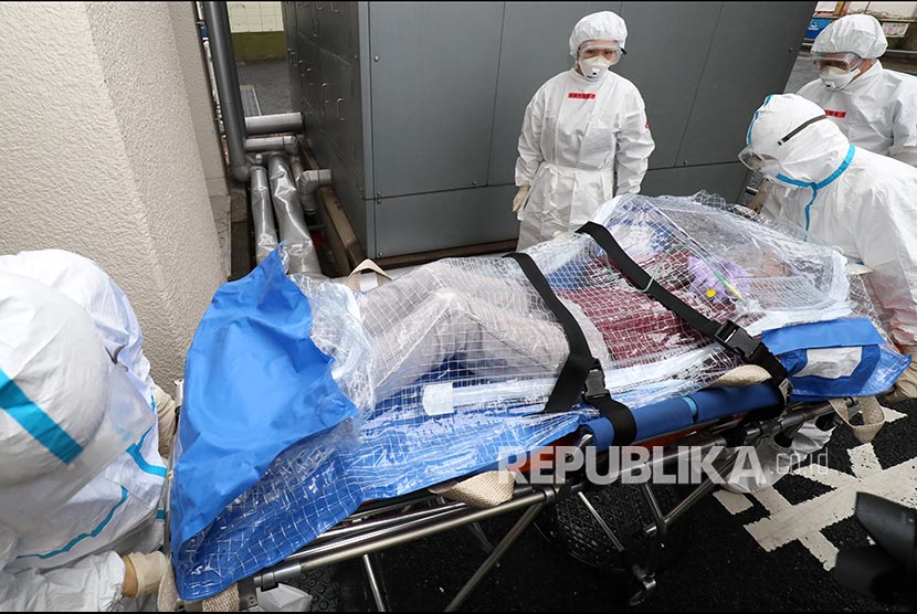 Paramedis membawa pasien terduga terpapar virus pada latihan menghadapi wabah di Rumah Sakit Metropolitan Komagume, Tokyo, (23/1). 