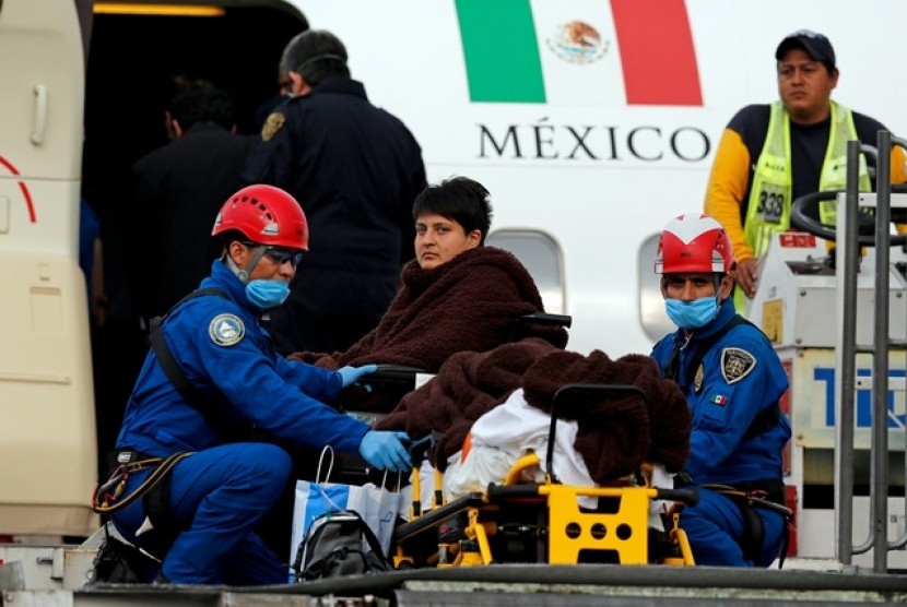 Paramedis memeriksa turis Meksiko yang terluka akibat penyerangan di Mesir. Pesawat perang Mesir tanpa disengaja menjatuhkan bom di atas rombongan kendaraan yang ternyata berisi turis Meksiko.
